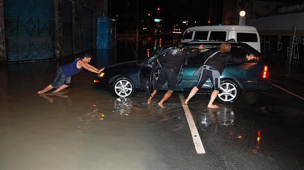 O rompimento de uma rede de distribuição de água por volta das 4h desta terça-feira interdita a avenida do Estado no cruzamento com a rua São Caetano, no sentido Santana, no bairro da Luz, região central de São Paulo