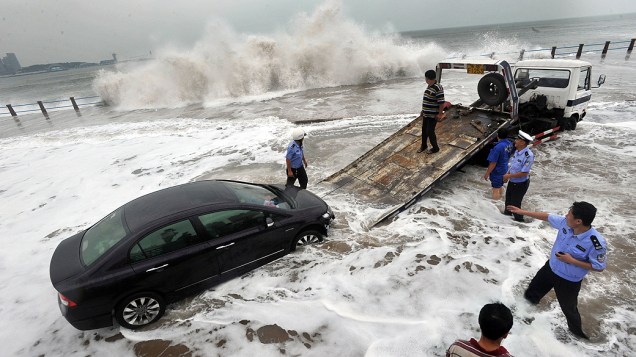 Carro é cercado de água na China após chegada do tufão Bolaven, que fez 15 mortos na Coreia do Sul
