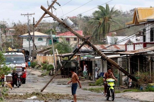 Destruição causada pelo tufão Megi na cidade de Ilagan, nas Filipinas
