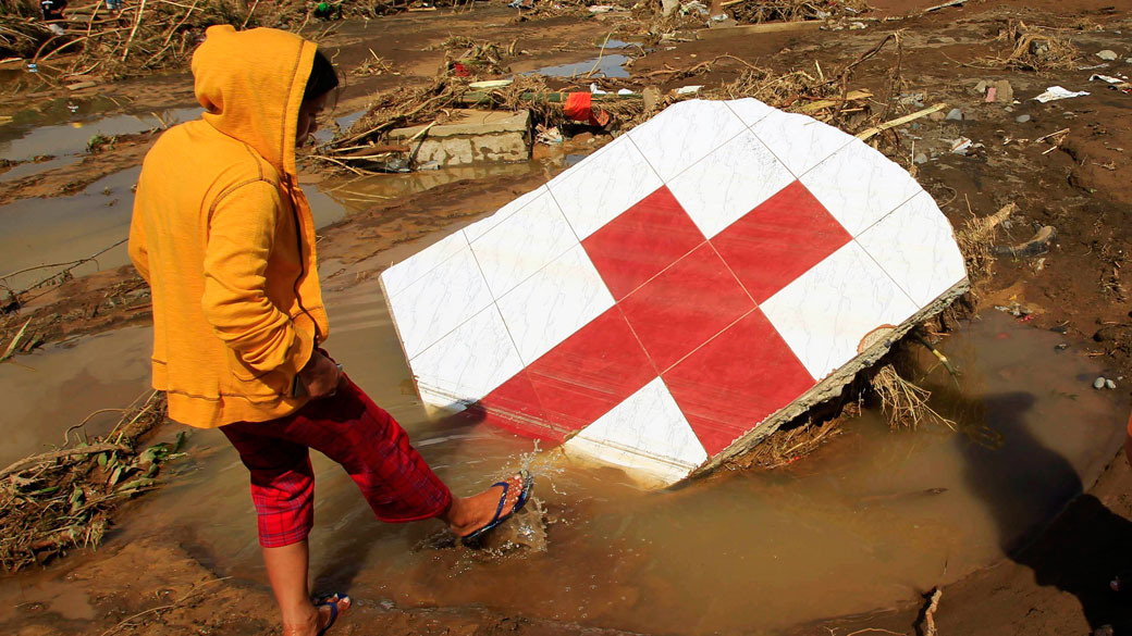 A Cruz Vermelha do Brasil pediu e recolheu doações, mas nem mesmo os conselheiros da organização conseguiram ter acesso às contas