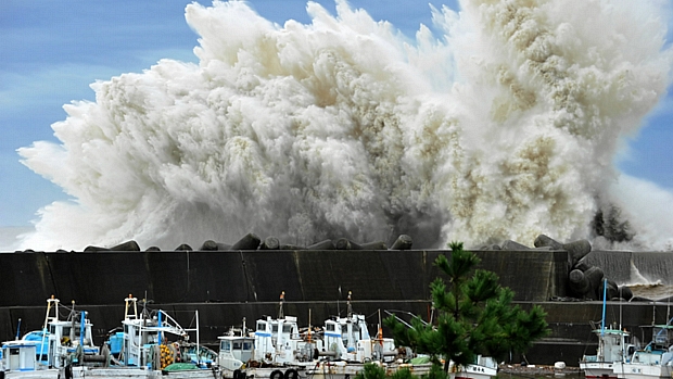 Fortes ondas provocadas pelo tufão Roke são vistas no porto de Kiho no Japão nesta quarta-feira