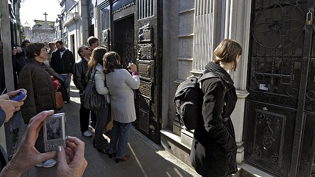Túmulo de Evita é visitado por centenas de turistas diariamente