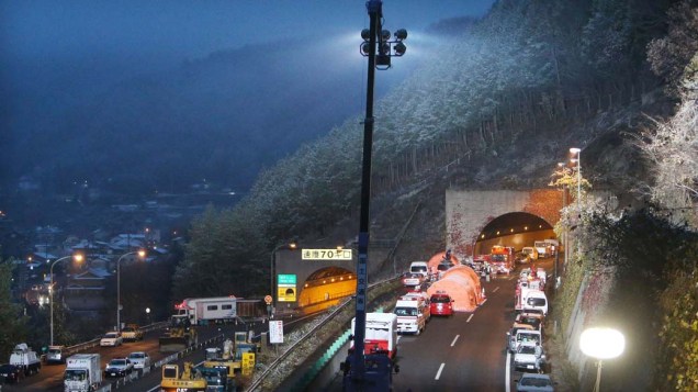 Na cidade de Otsuki, no Japão, parte do túnel Sasago desmoronou, esmagando carros e provocando incêndio no seu interior