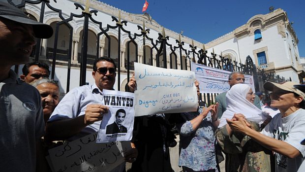 Manifestantes protestam contra Ben Ali durante seu julgamento, em Túnis