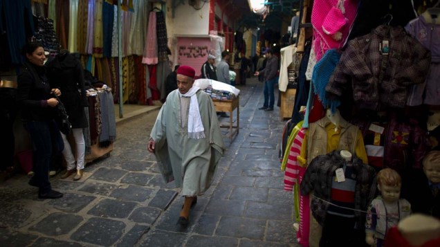 Homem caminha pelas ruas da Medina de Tunis que é considerada patrimônio da humanidade pela UNESCO