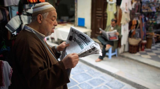 Tunisianos lêem jornal em Tunis