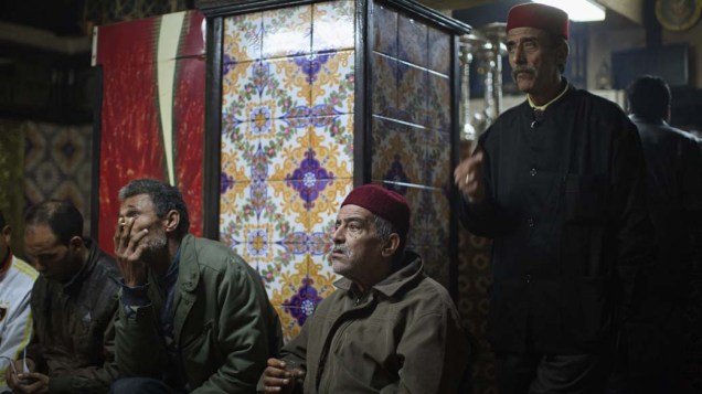Homens assistem ao noticiário em um café na Tunísia