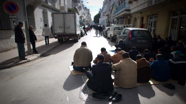 Religiosos rezam no centro de Tunis, Tunisia