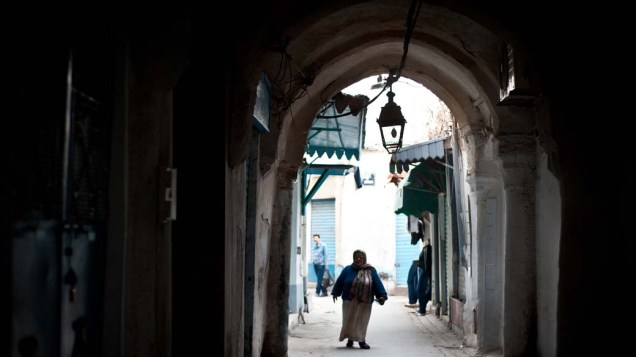 Mulher caminha na Medina de Tunis que é considerada patrimônio da humanidade pela UNESCO