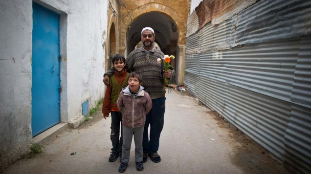 Família nas ruas da Medina de Tunis que é considerada patrimônio da humanidade pela UNESCO