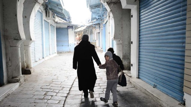 Família caminha pelas ruas da Medina de Tunis que é considerada patrimônio da humanidade pela UNESCO
