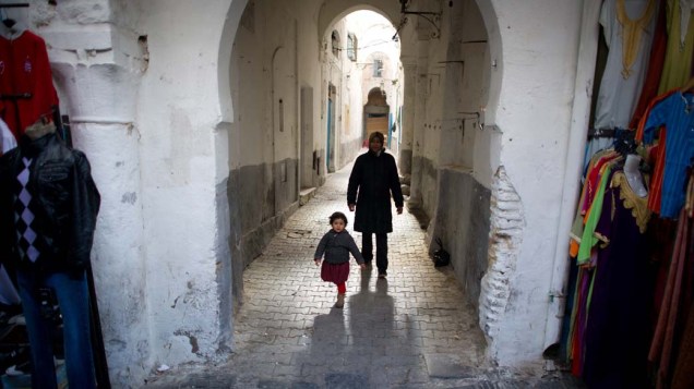 Mãe e filho andam nas ruas da Medina de Tunis que é considerada patrimônio da humanidade pela UNESCO