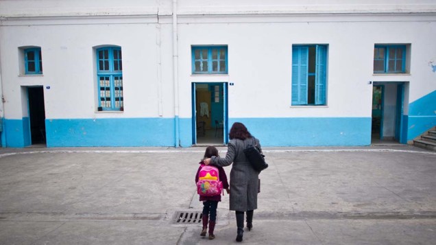 Mãe e filha no pátio de uma escola no centro de Tunis