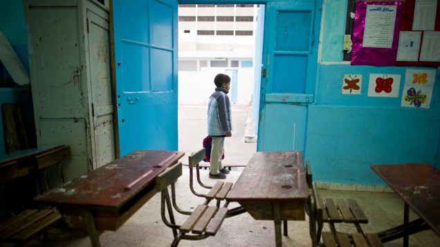 Menino espera o início das aulas, após uma greve de professores em Tunis