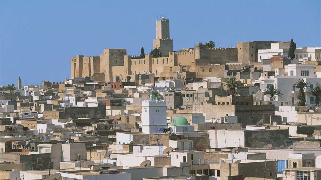 Assim como o Marrocos e o Egito, a Tunísia é um destino popular entre europeus – sobretudo os franceses. Na foto, a Medina de Sousse, patrimônio mundial da Unesco