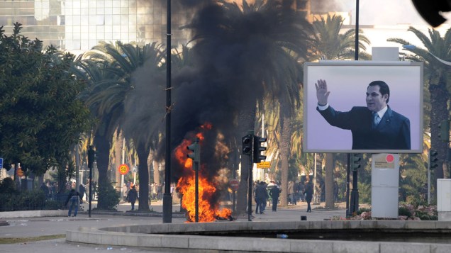 Incêndio nas ruas de Tunis, capital da Tunísia, resultando entre o confronto de manifestantes e as forças de segurança do país - 14/01/2011