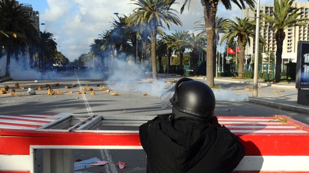 Forças de segurança da Tunísia tentam controlar manifestantes atirando bombas de gás lacrimogêneo - 14/01/2011