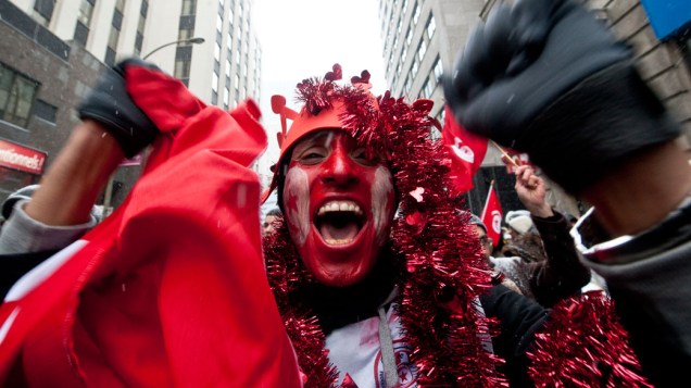 Tunisiano comemora em frente a embaixada da Tunísia, em Montreal, Canadá - 15/01/2011