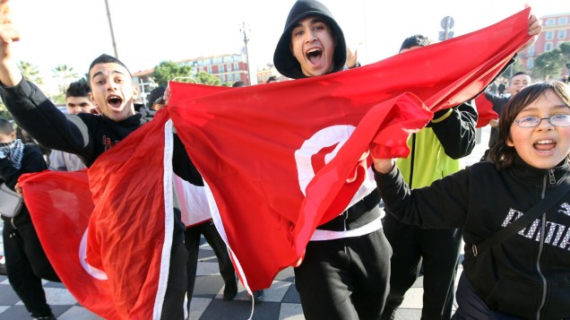 Grupo de tunisianos comemora nas ruas de Nice, na França - 15/01/2011