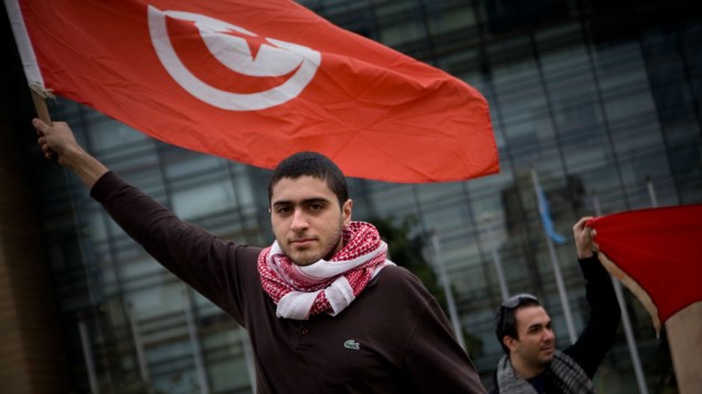 Manifestante carrega a bandeira da Tunísia durante protesto em frente à sede da ONU em Beirute, Líbano - 16/01/2011
