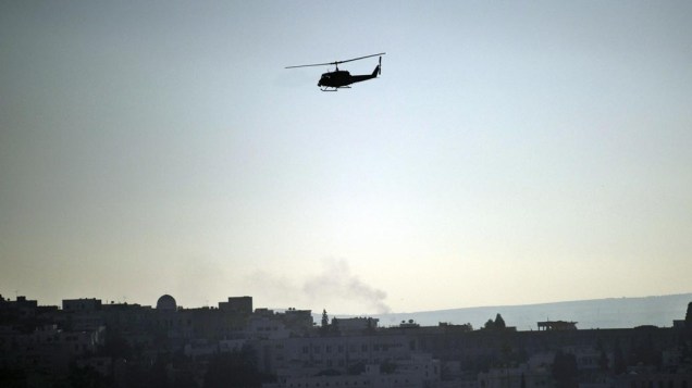 Helicóptero militar patrulha da capital Tunis, na Tunísia, após homens armados atirarem contra o palácio presidencial - 16/01/2011