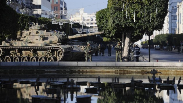 Tanques fazem a segurança próximo ao palácio presidencial, em Tunis, Tunísia - 16/01/2011