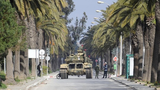 Tanques fazem a segurança em ruas próximas ao palácio presidencial, em Tunis, Tunísia - 16/01/2011