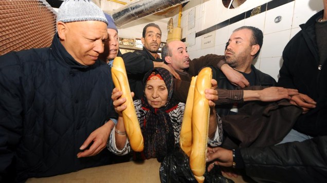Tunisianos tentam comprar pães na capital Tunis, na Tunísia - 16/01/2011
