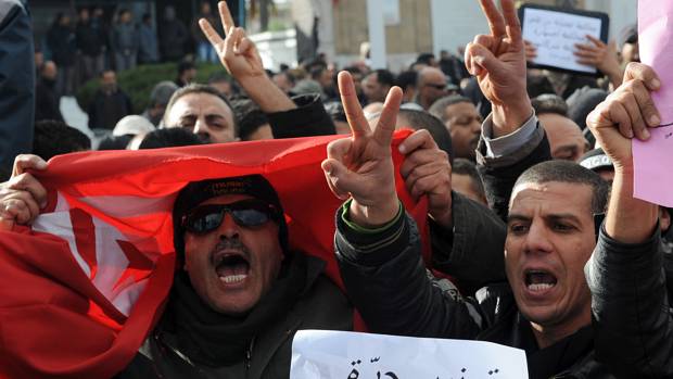 Manifestantes protestam em frente ao Parlamento da Tunísia, neste sábado