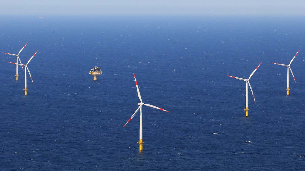 Turbinas eólicas no mar Báltico em Zingst, Alemanha