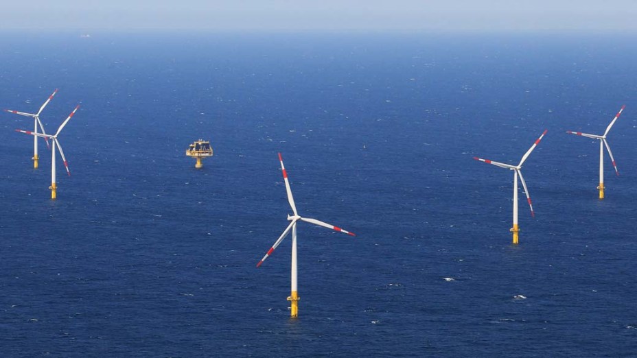 Turbinas eólicas no mar Báltico em Zingst, Alemanha