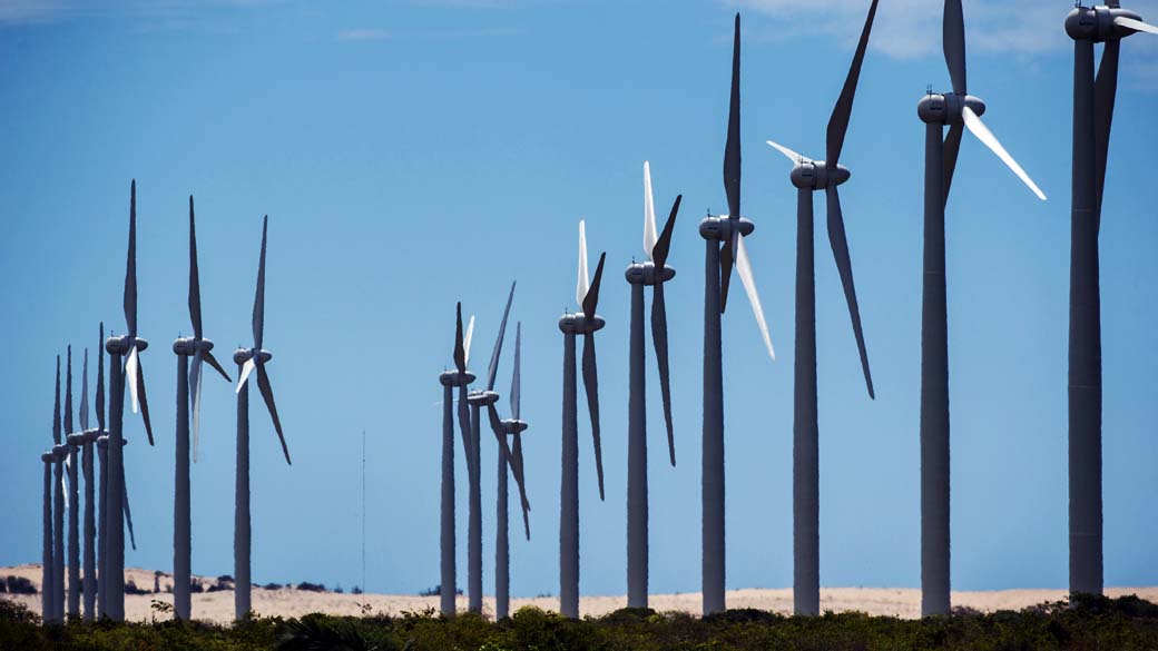Turbinas de vento, para geração de energia eólica, instaladas na Prainha do Canto Verde, próximo a Fortaleza, Ceará