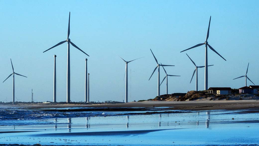 Turbinas de vento, para geração de energia eólica, instaladas na Prainha do Canto Verde, próximo a Fortaleza, Ceará
