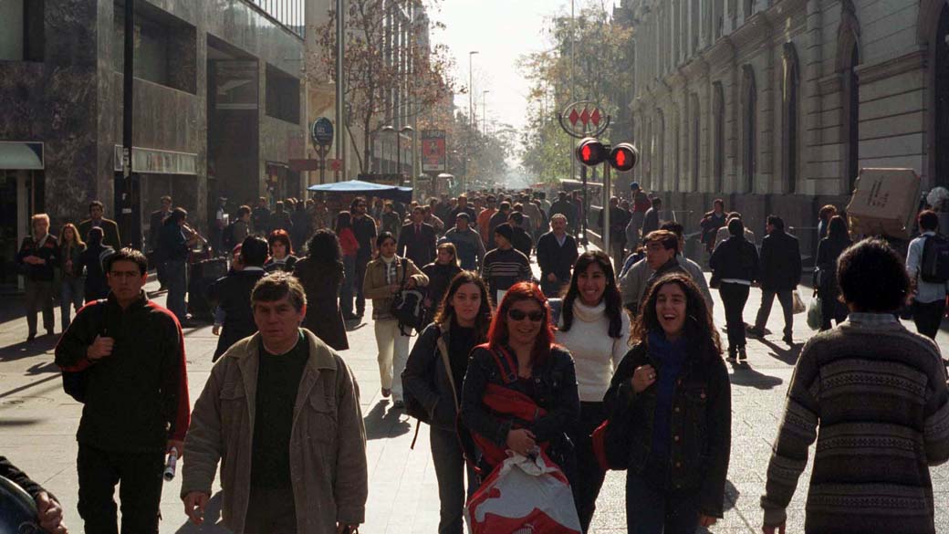 Pedestres no centro de Santiago, no Chile