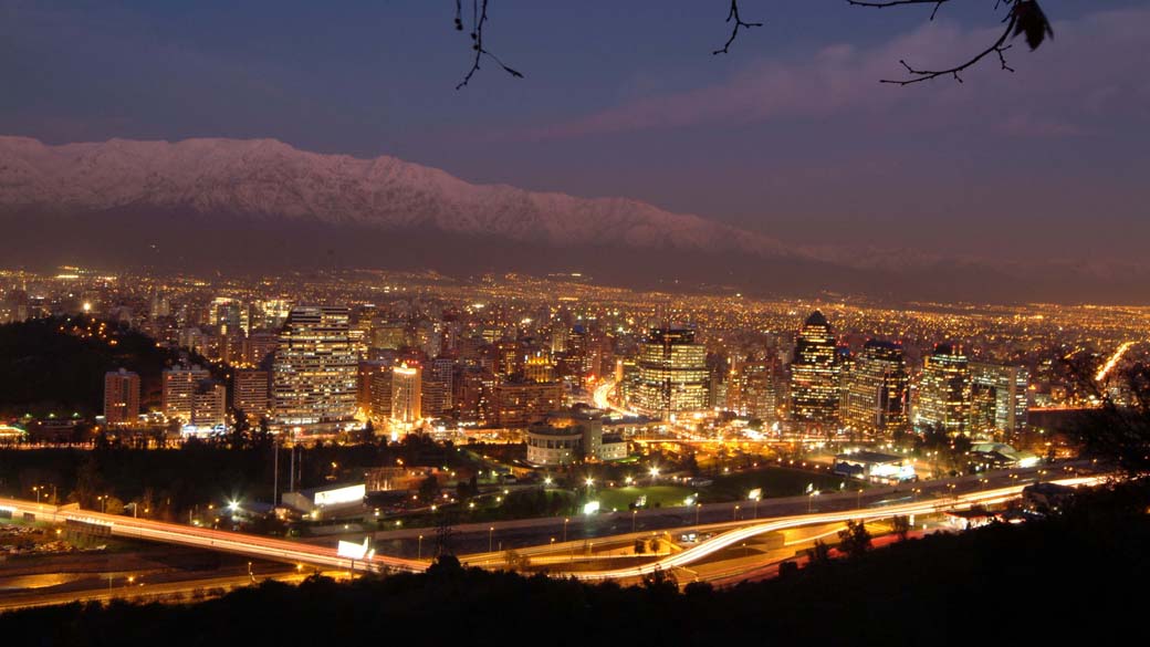 Vista noturna de Santiago, capital do Chile