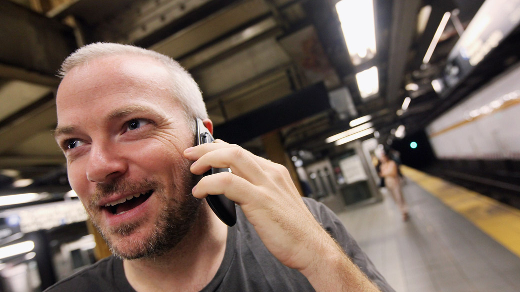 Homem utiliza celular no metrô de Nova York, nos Estados Unidos