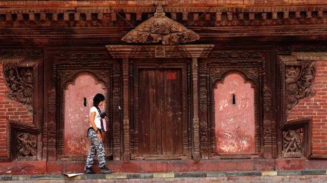 No Nepal, turista passeia pela capital Katmandu no Dia Mundial do Turismo