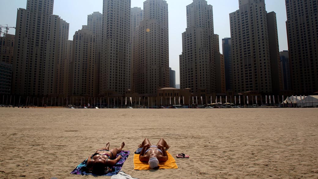 Turistas curtem praia em Dubai
