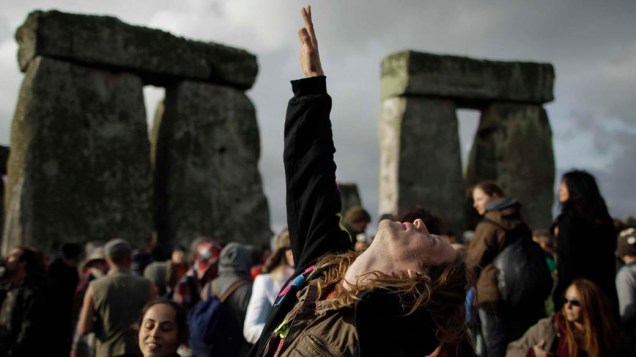 Turistas observam o solstício de verão em Stonehenge, Inglaterra Turistas observam o solstício de verão em Stonehenge, Inglaterra