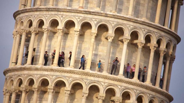 Na Itália, turistas visitam a torre de Pisa pela primeira vez após 20 anos de obras de estabilização e restauro