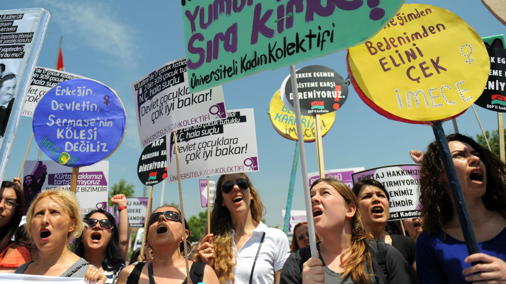 Mulheres protestam contra mudança na lei do aborto na Turquia