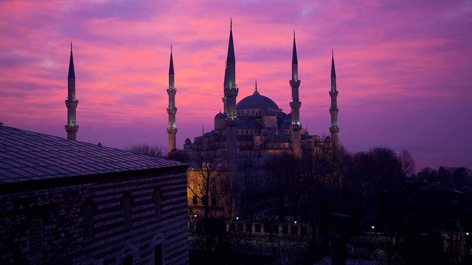 O nascer-do-sol atrás da Mesquita Azul em Instambul, Turquia