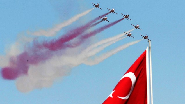 Força Aérea Turca durante parada militar que marca o 90º aniversário do Dia da Vitória, em Ancara, na Turquia