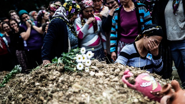 Mulheres choram em enterro de mineiros, depois do acidente em uma mina de carvão na Turquia, na noite de terça-feira (13/05)