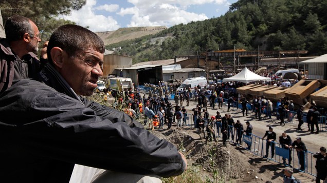 Pessoas esperam por notícias do lado de fora da mina em Soma, oeste da Turquia, depois do acidente que deixou mais de 245 mortos, na noite de terça-feira (13/05)