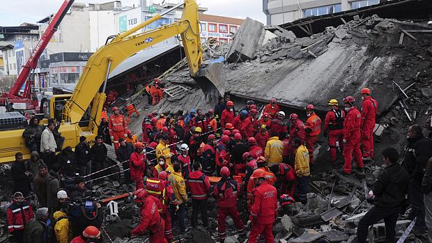 Equipes de resgate socorrem pessoas soterradas em um prédio da cidade de Van