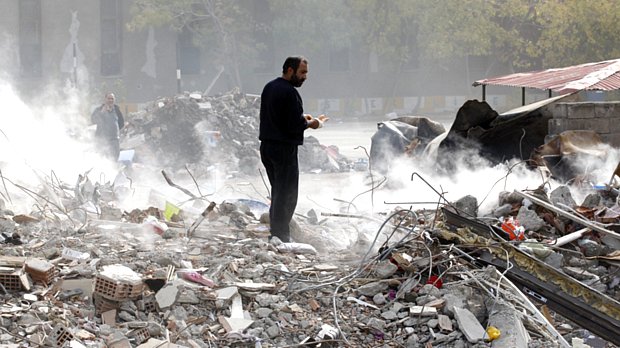 Vítima de terremoto procura seus objetos pessoais em meio aos escombros