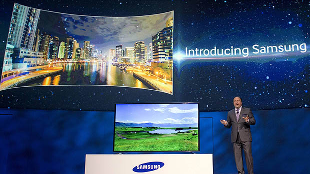 TV flexível da Samsung tem mecanismo acionado por controle remoto para transformar tela plana em curva