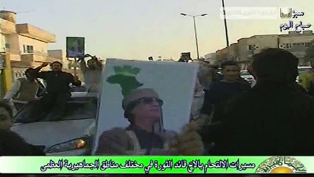 TV da Líbia mostra manifestantes a favor do governo