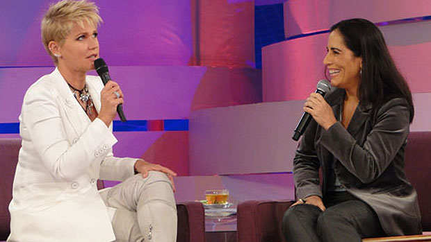 Não foram só risadas: Gloria Pires respondeu a perguntas constrangedoras na estreia do TV Xuxa